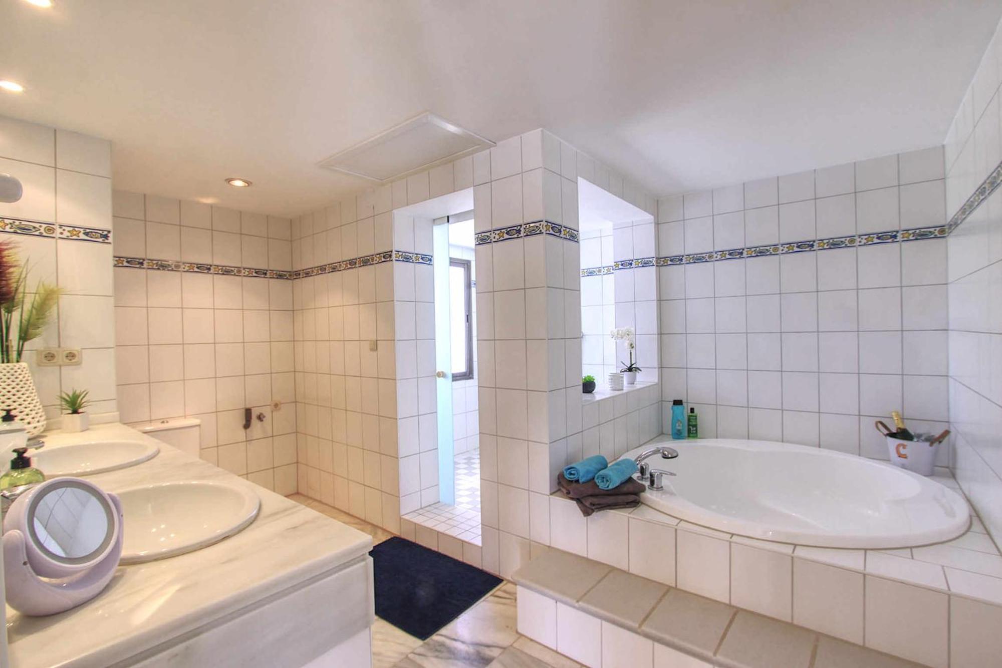 1080 Beachfront Penthouse 3 Floors Jacuzzi 2 Pools Wifi Roof Terrace Marbella Exterior photo